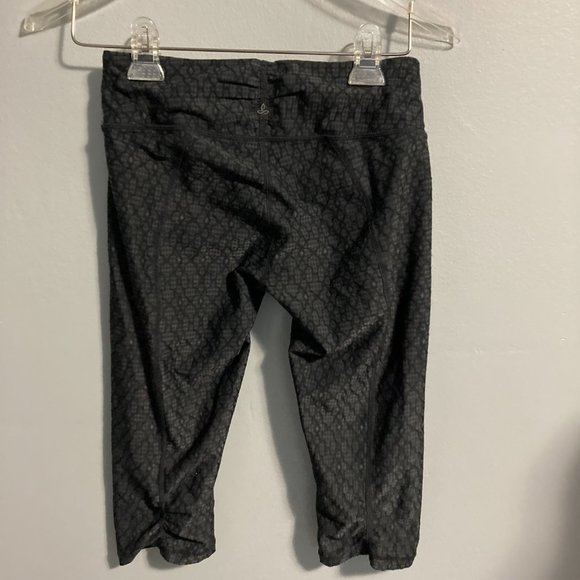 Prana Capris Leggings Black Geometric Patterned Ruching Size XS Key Pocket - Picture 9 of 10